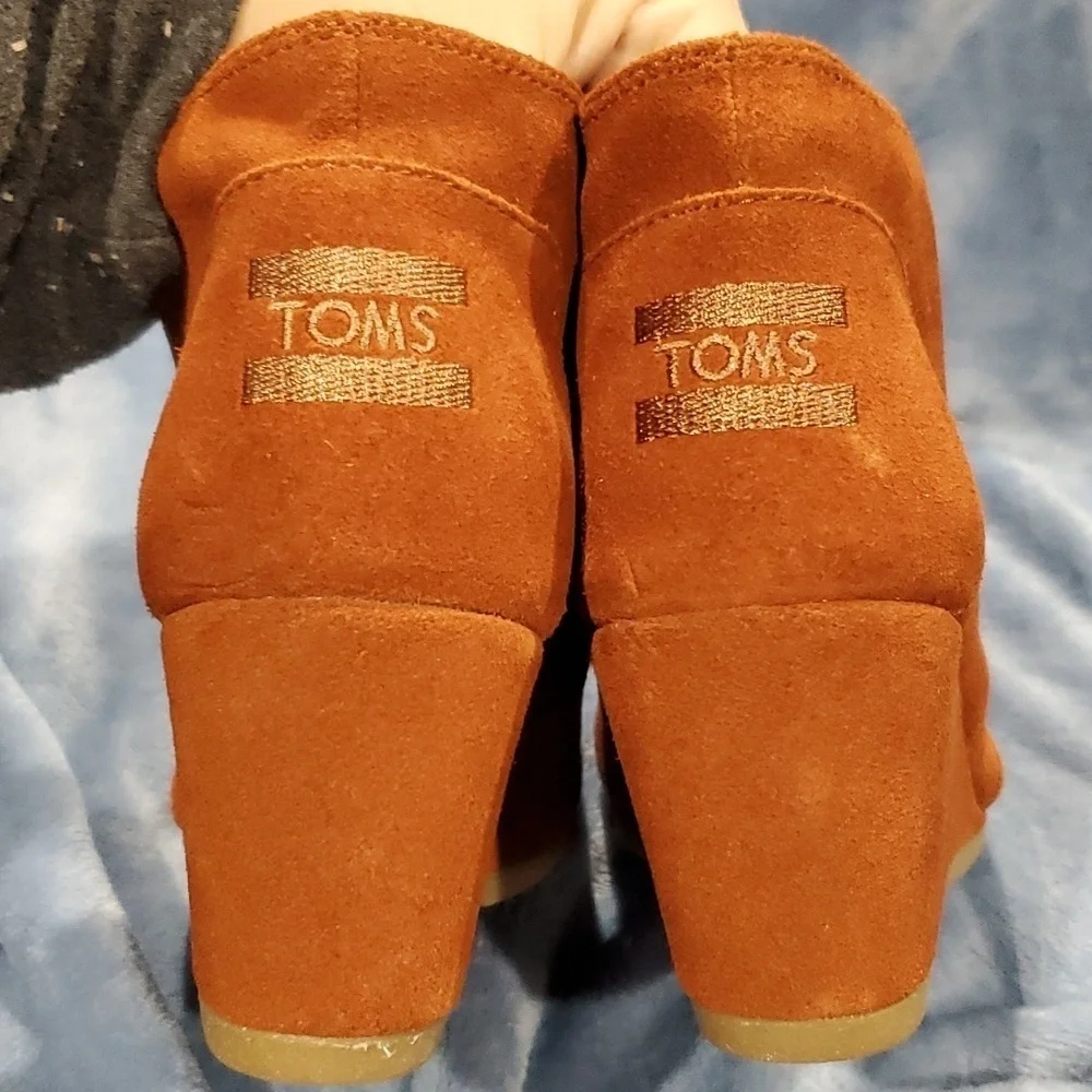 Toms rust brown suede heeled wedge lace up shoes nwot